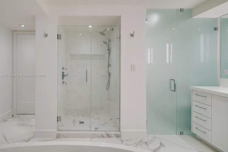 Towers of Key Biscayne #D907 image #16