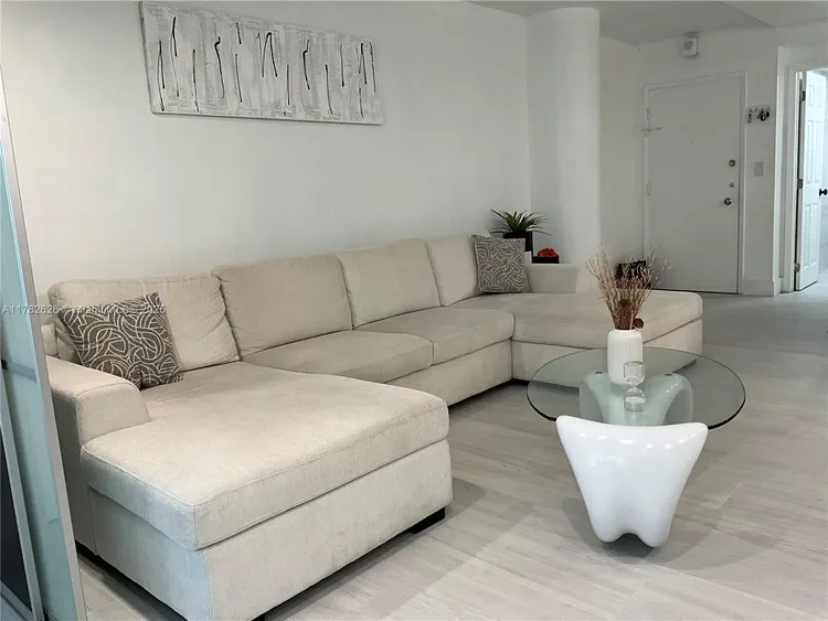 Carriage Club North #109 image #9