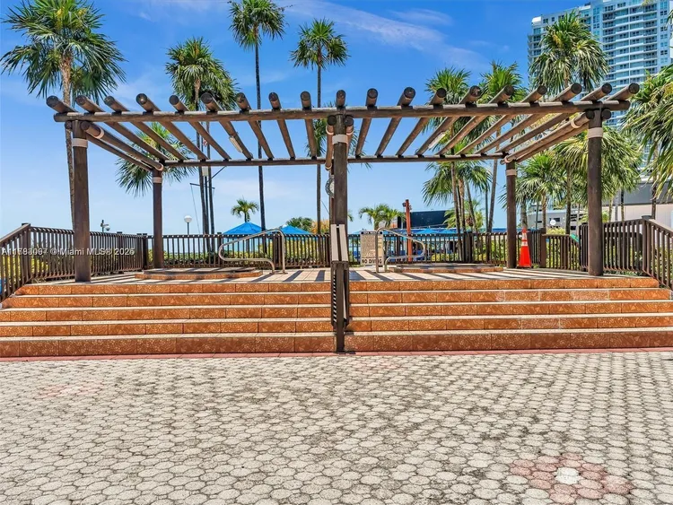 Four Ambassadors #764 image #34