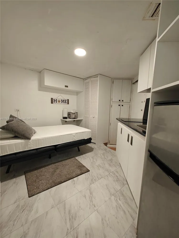 Four Ambassadors #764 image #8