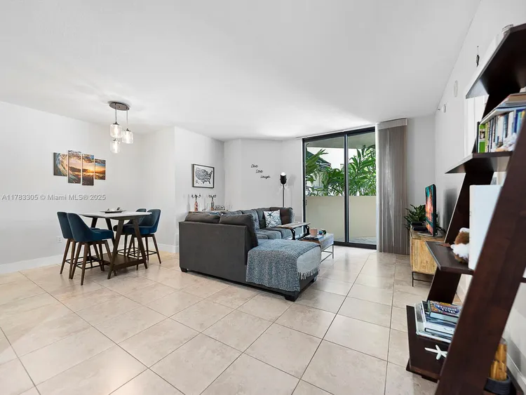 55 Merrick #517 image #10