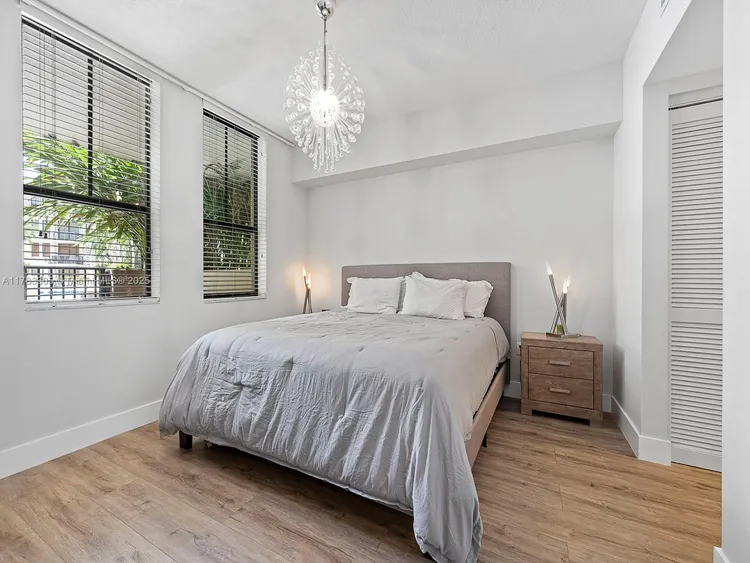 55 Merrick #517 image #15