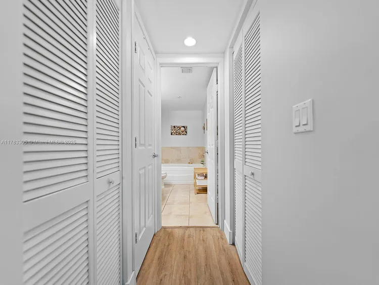 55 Merrick #517 image #16