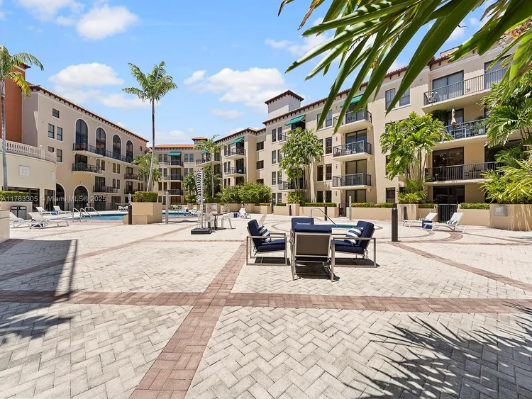 55 Merrick #517 image #22