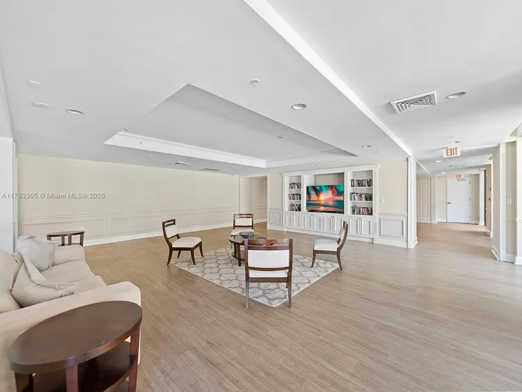 55 Merrick #517 image #28