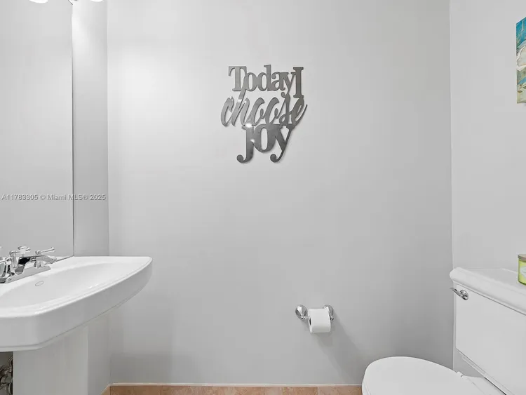 55 Merrick #517 image #8