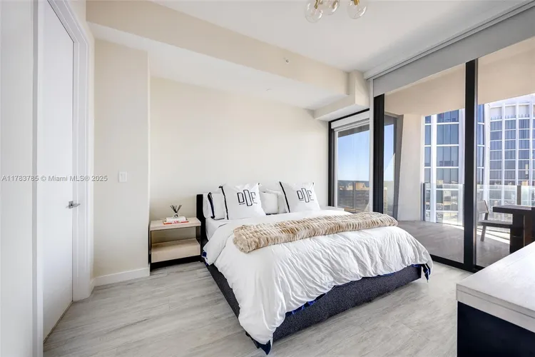 Park Grove Club Residences #1902 image #11