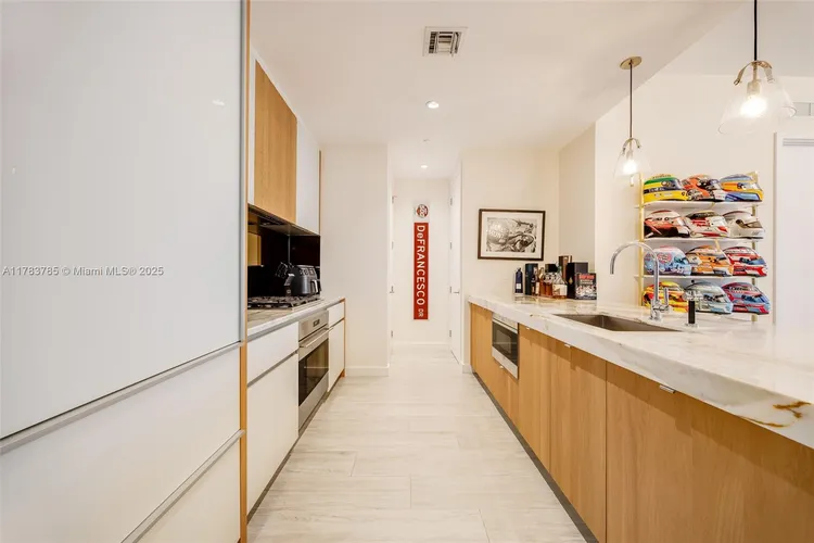 Park Grove Club Residences #1902 image #6