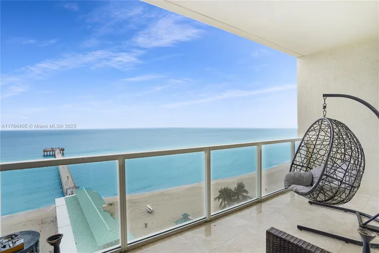 La Perla #1002 image #10