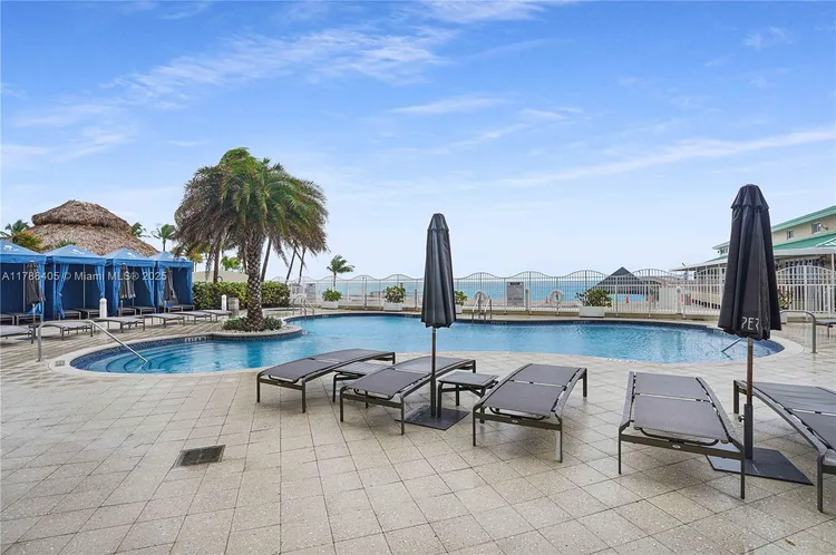 La Perla #1002 image #18