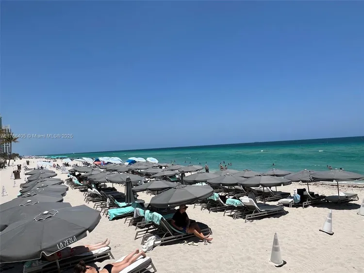 La Perla #1002 image #26