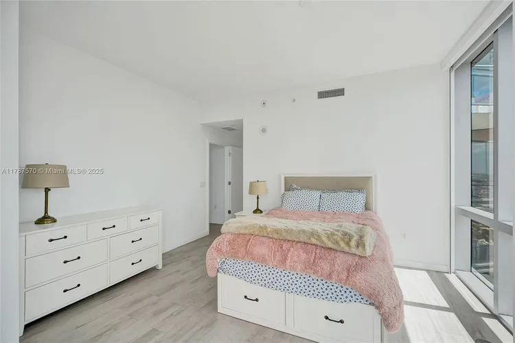 Paramount Miami Worldcenter #4502 image #18