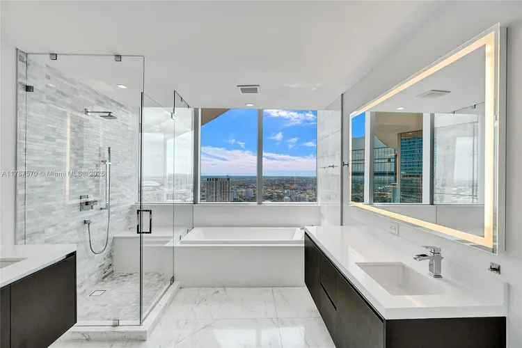 Paramount Miami Worldcenter #4502 image #19