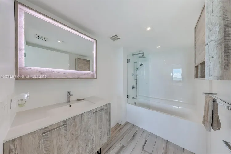 The Mark #1210 image #8