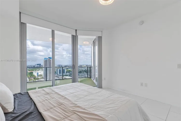 Paramount Miami Worldcenter #1904 image #8