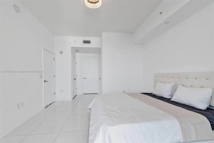 Paramount Miami Worldcenter #1904 image #9