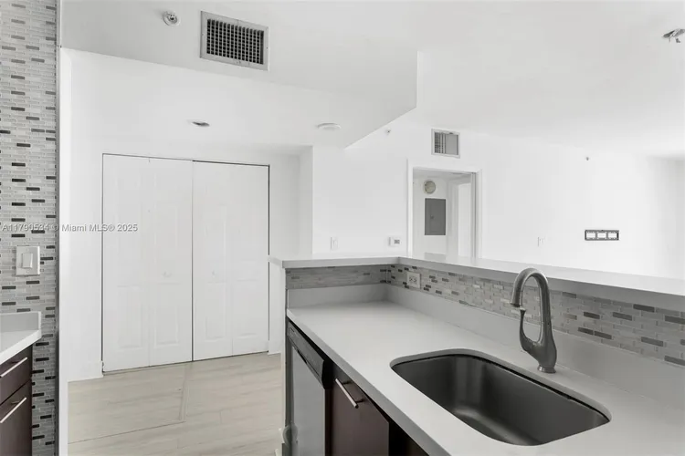 The Mark #3105 image #11