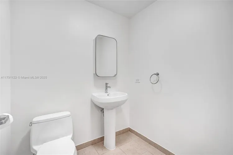 Midtown 4 #H2006 image #16