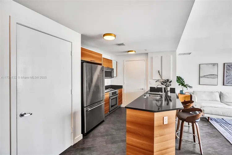 Midtown 4 #H2006 image #7