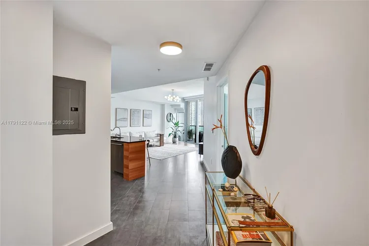 Midtown 4 #H2006 image #9