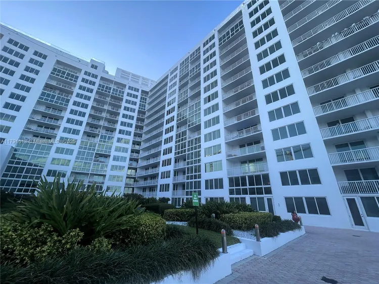 Carriage House #434 image #24