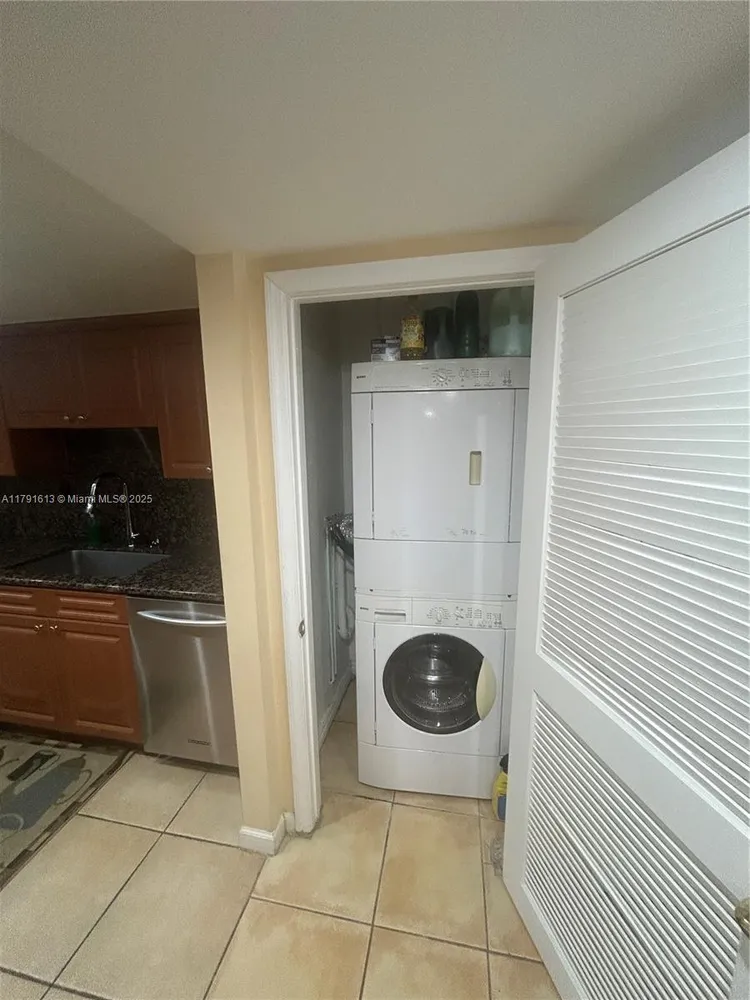 Carriage House #434 image #9