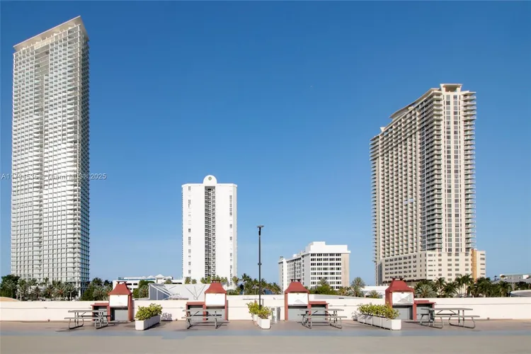 Plaza of the Americas #505 image #18