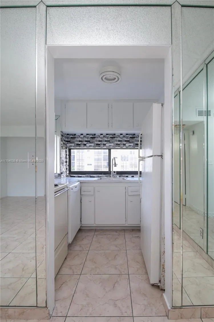 Plaza of the Americas #505 image #7