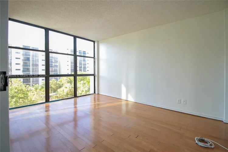 Plaza of the Americas #505 image #9