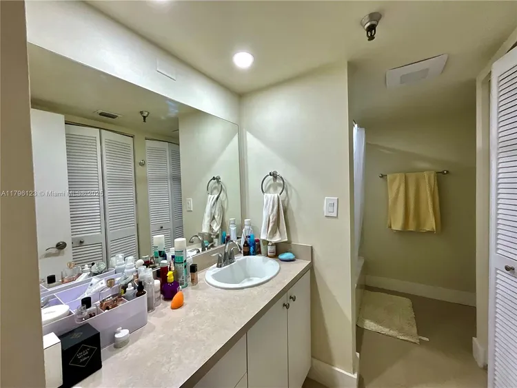 Winston Towers #515 image #15