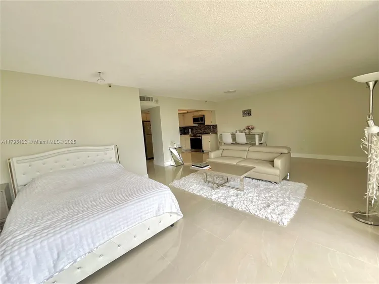 Winston Towers #515 image #6