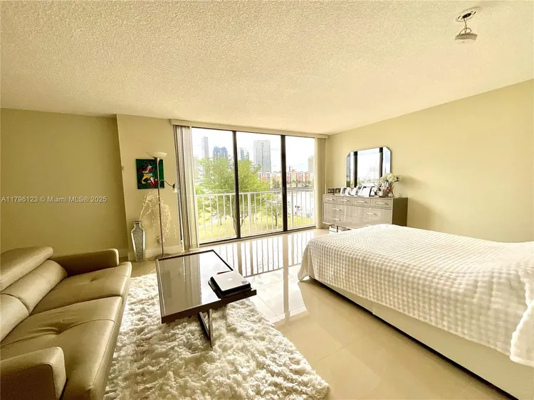 Winston Towers #515 image #8