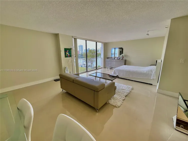 Winston Towers #515 image #9