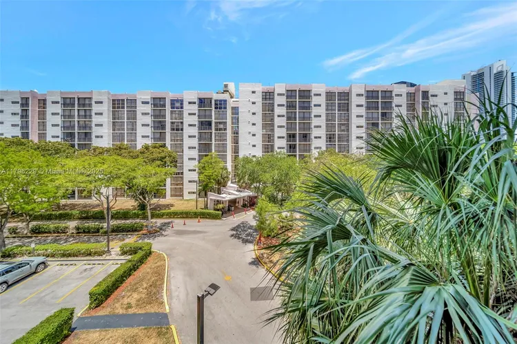 Plaza of the Americas #405 image #10