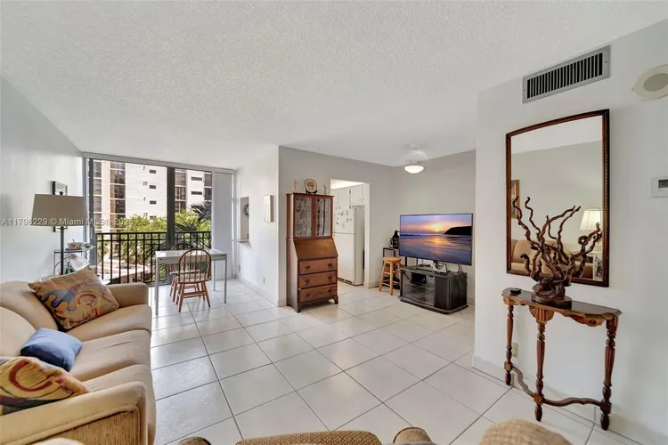 Plaza of the Americas #405 image #12