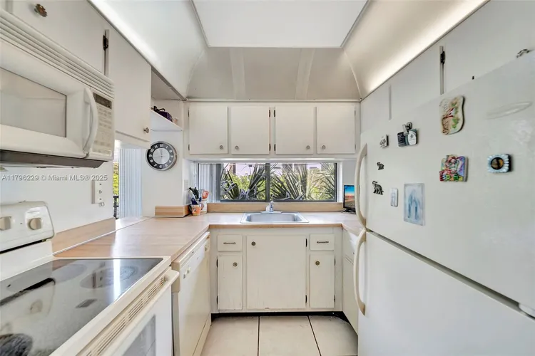 Plaza of the Americas #405 image #14