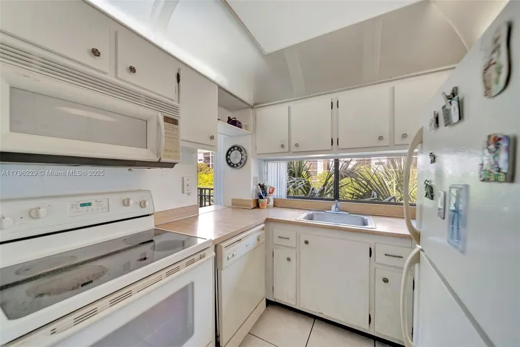 Plaza of the Americas #405 image #15