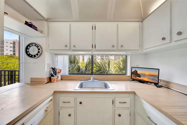 Plaza of the Americas #405 image #18