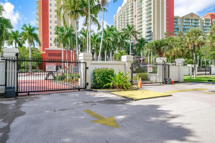 Plaza of the Americas #405 image #27