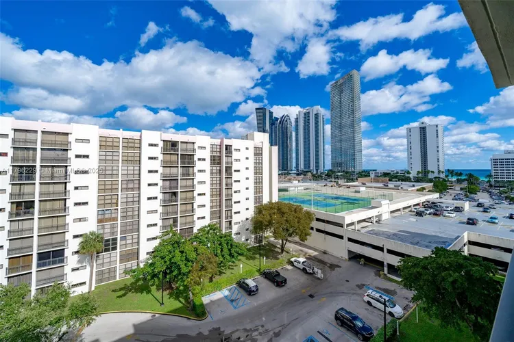 Plaza of the Americas #405 image #30