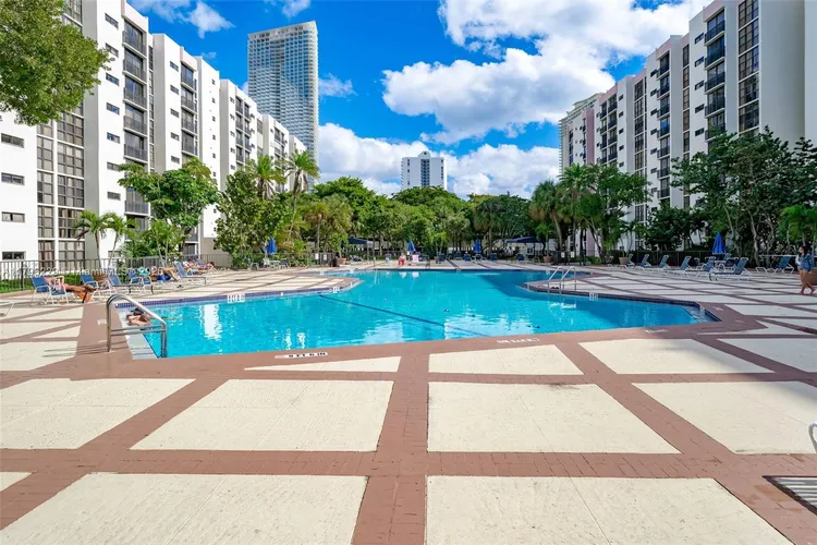 Plaza of the Americas #405 image #31