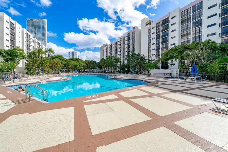 Plaza of the Americas #405 image #32