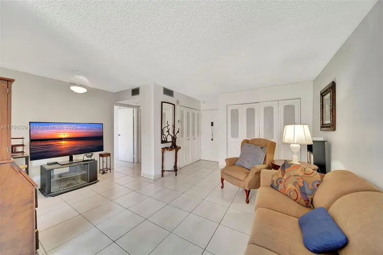 Plaza of the Americas #405 image #7