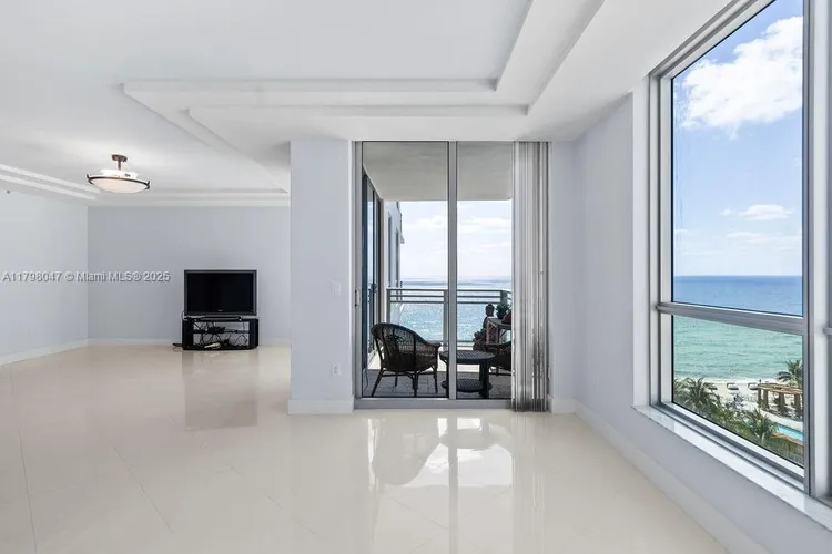 Diplomat Residences #1104 image #34