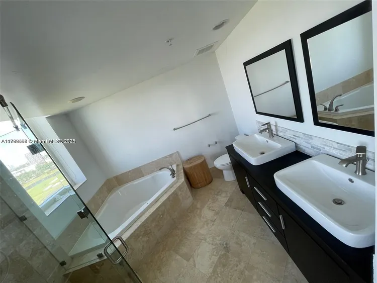 Duo Condo #1002W image #13