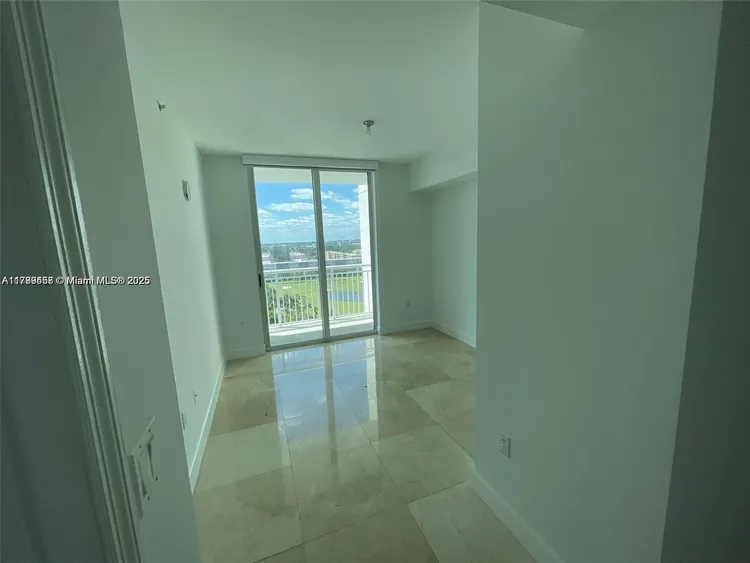 Duo Condo #1002W image #9