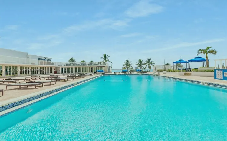 Carriage House #428 image #12