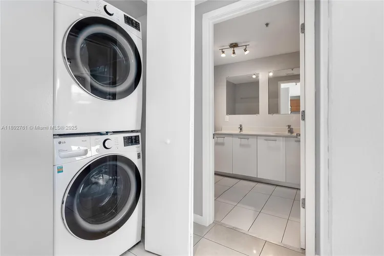 Midblock Condominium #706 image #10