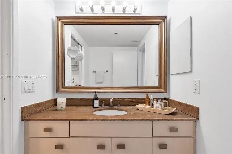 Villa Regina Condo #707 image #6