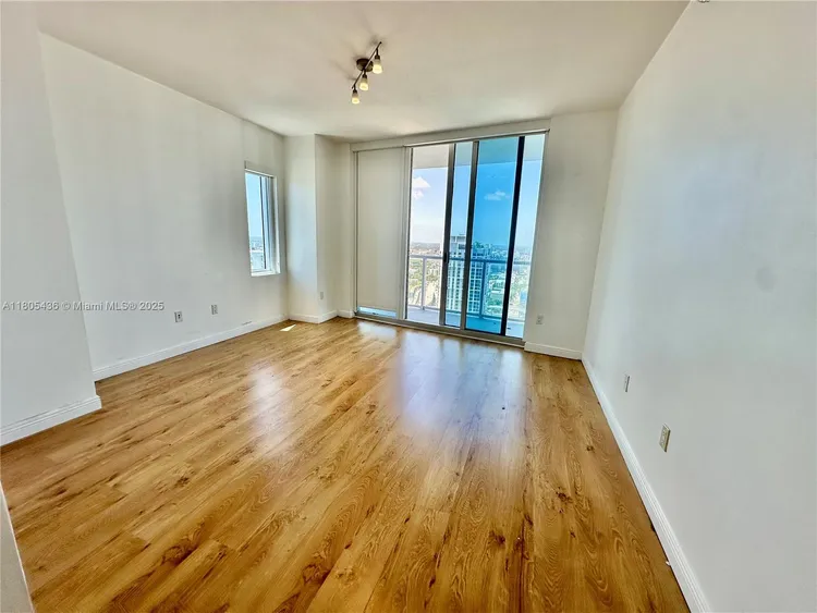 Latitude #3901 image #14